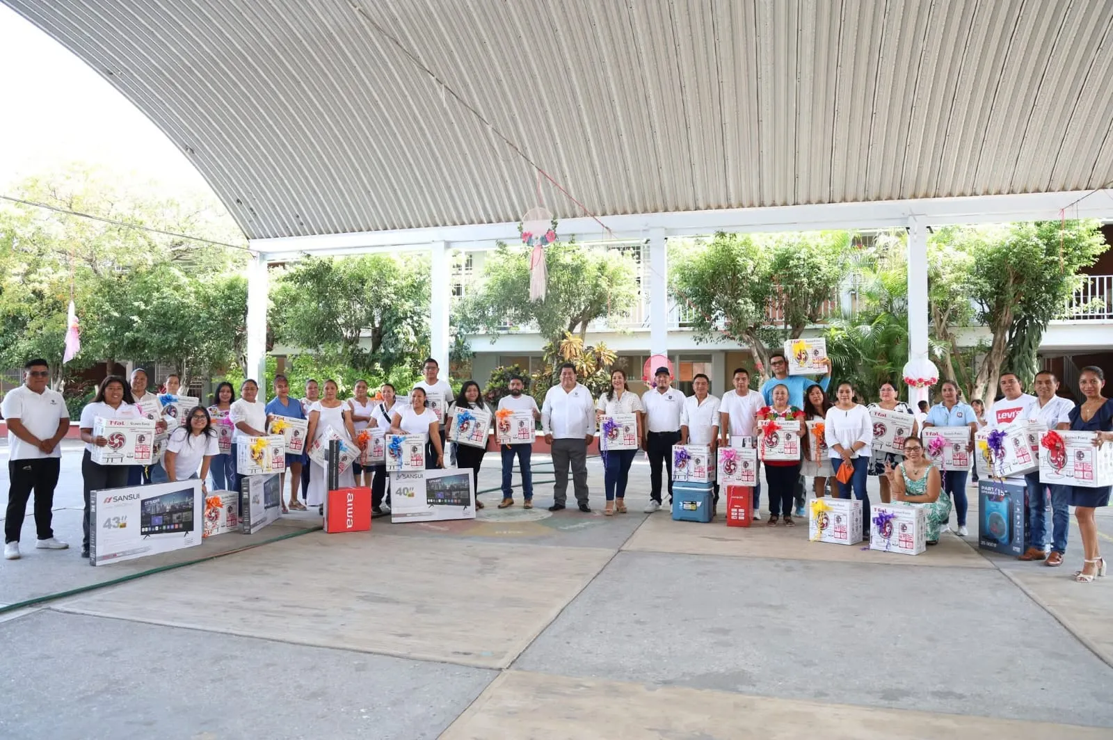 Ayuntamiento de Coatetelco reconoce labor de maestras y maestros en celebración del Día del Maestro