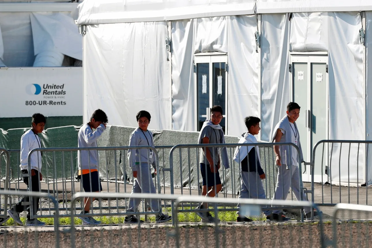 Más de 6 mil niños migrantes permanecen detenidos y separados de sus familias