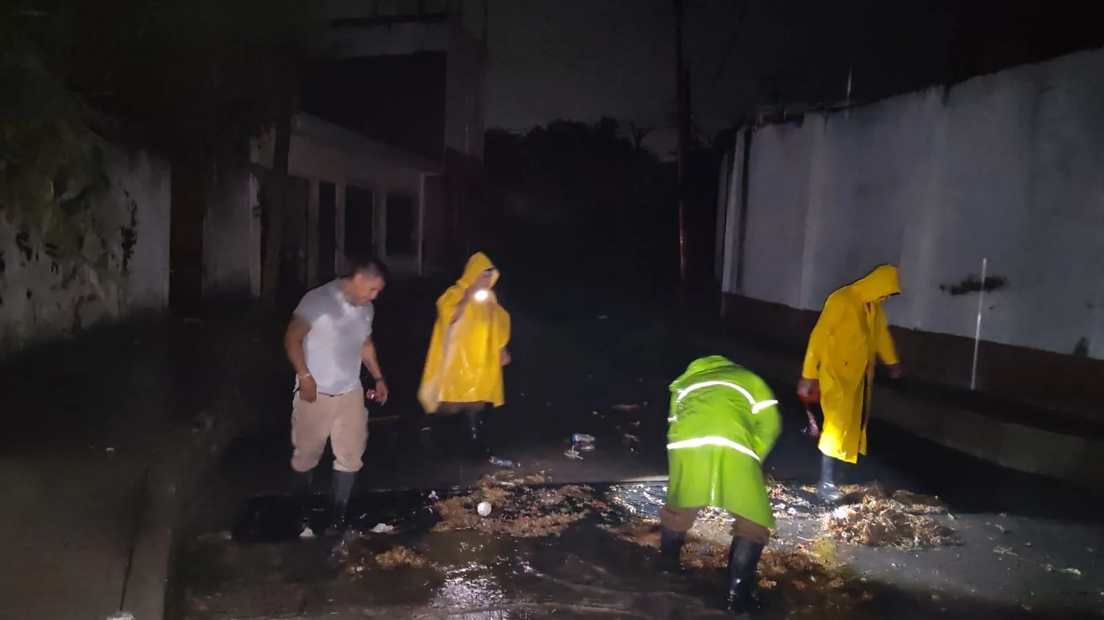 Atiende Protección Civil taponamientos en coladeras de Jojutla