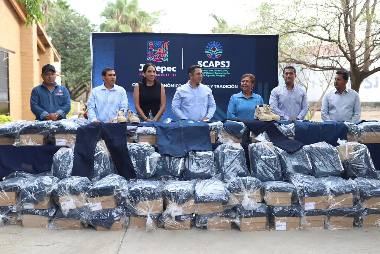 Eder Rodríguez entrega segunda dotación de uniformes a personal operativo del Sistema de Agua Potable de Jiutepec