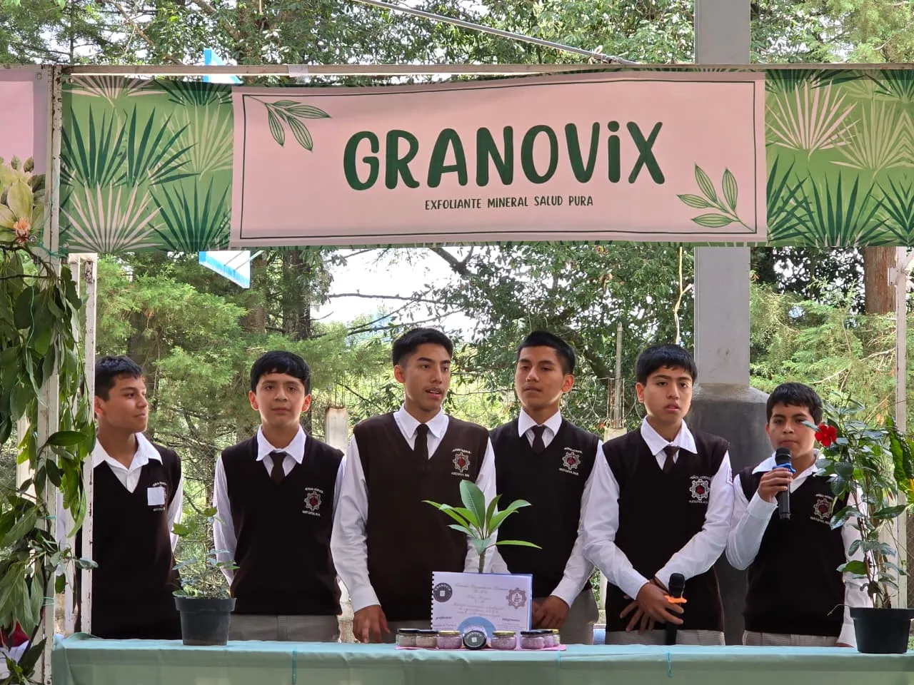 Más de 200 estudiantes y familias participan en acciones para proteger la biodiversidad en Hueyapan