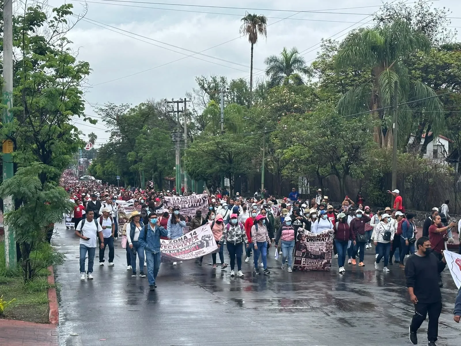 Protestas de maestros colapsan vialidades y suspenden clases en Cuernavaca