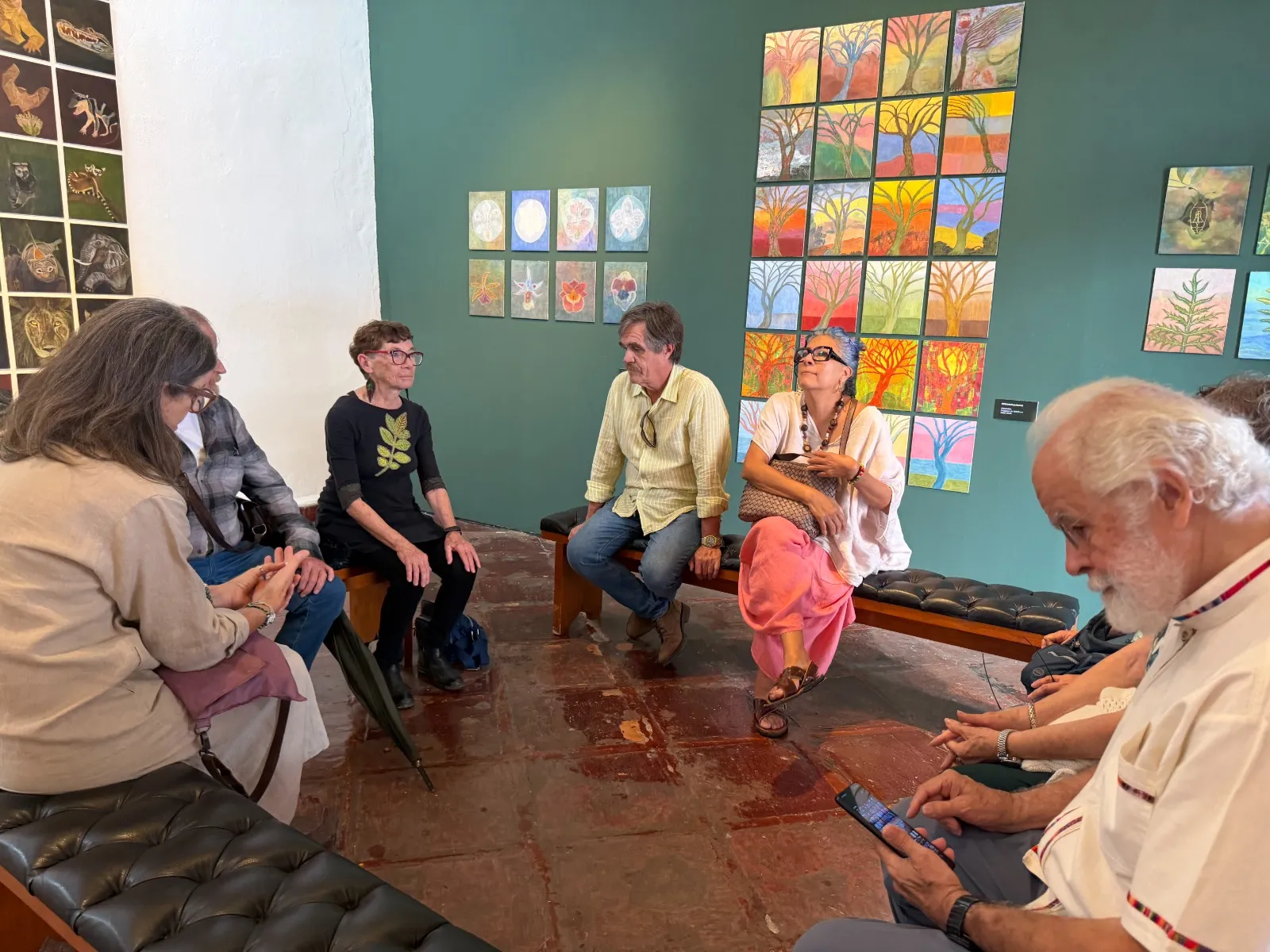 Visitantes recorren la exposición “Jardín Interior” en el Centro Cultural Jardín Borda